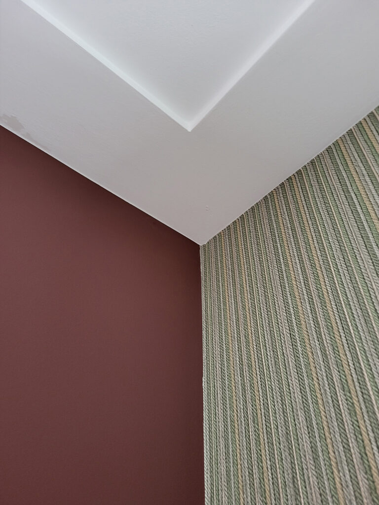 Exclusieve wandafwerking met behang door LAAN Schilders & Behangers