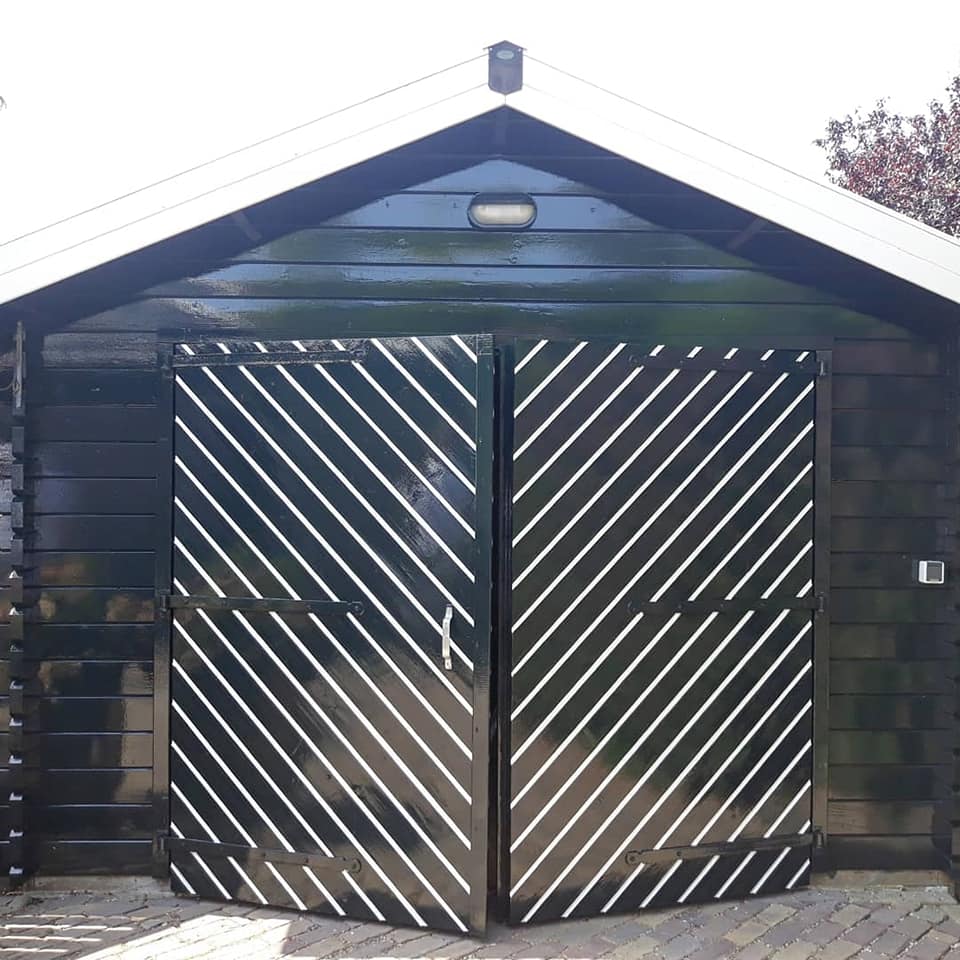 Laan schilders & Behang - Garag deur geschilderd