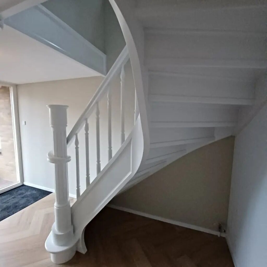 Laan schilders & Behang - schilderwerk trap