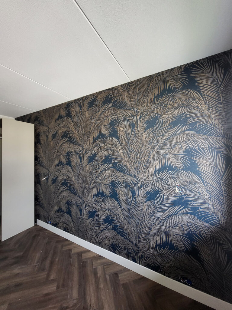 Laan schilders & behang verzorgt strak behangwerk in woonkamer