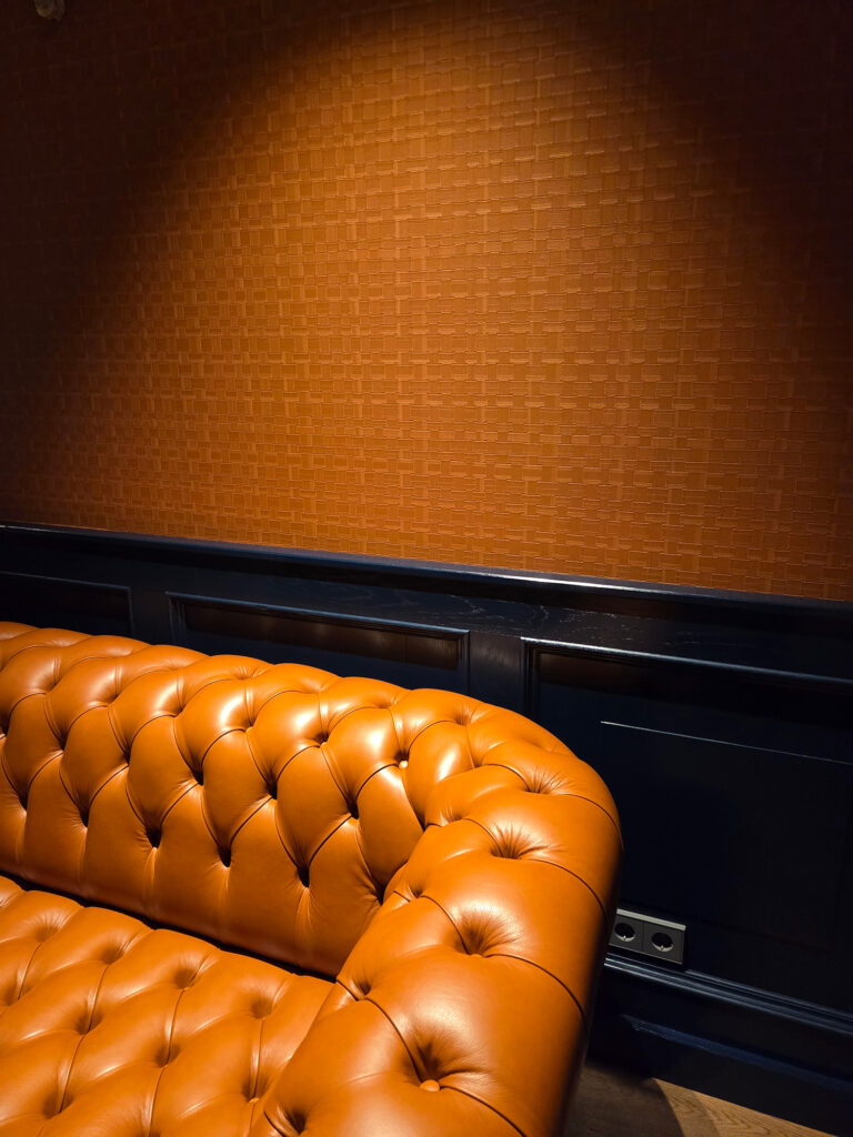 Modern interieur met behang gerealiseerd door LAAN Schilders & Behangers