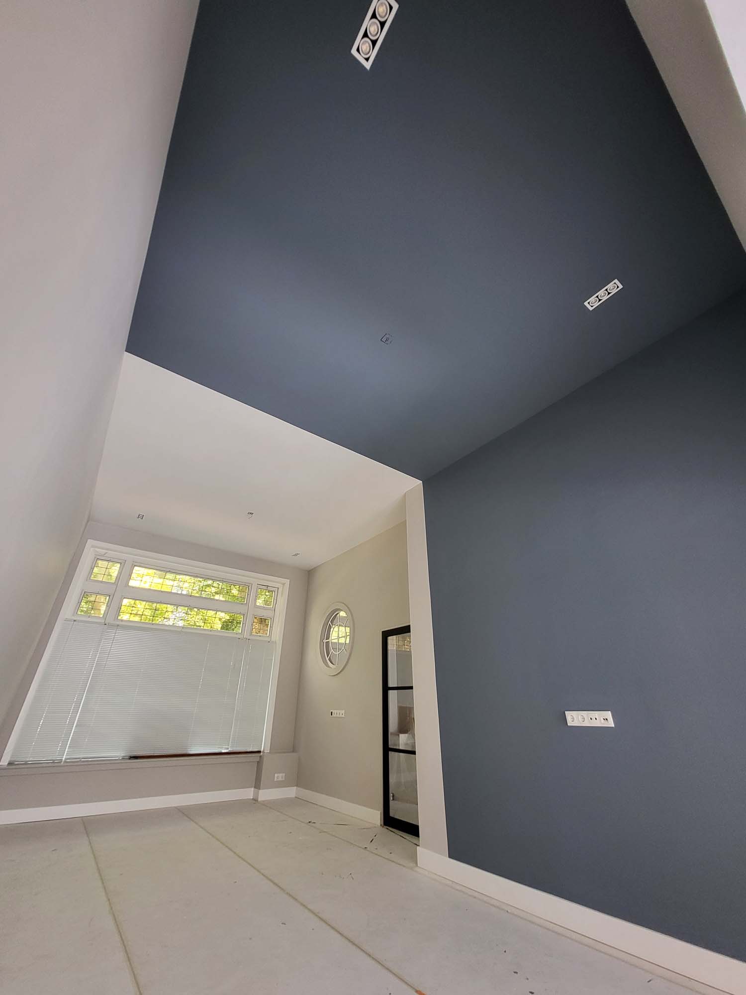 Plafond schilderwerk netjes uitgevoerd door LAAN Schilders & Behangers