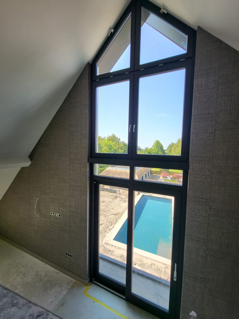 Strak afgewerkt behang door Laan schilders & behang